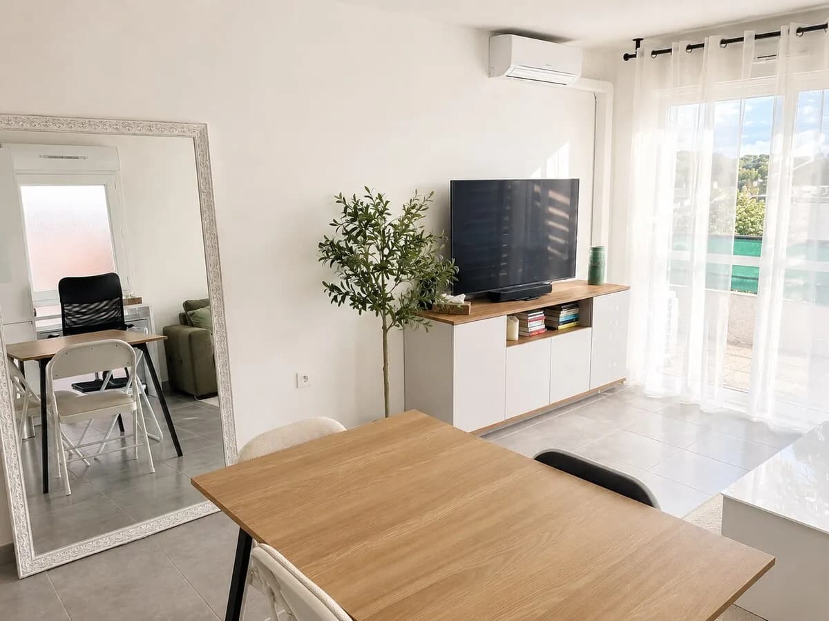 Salon lumineux du T2 en location à Jacou près de Montpellier