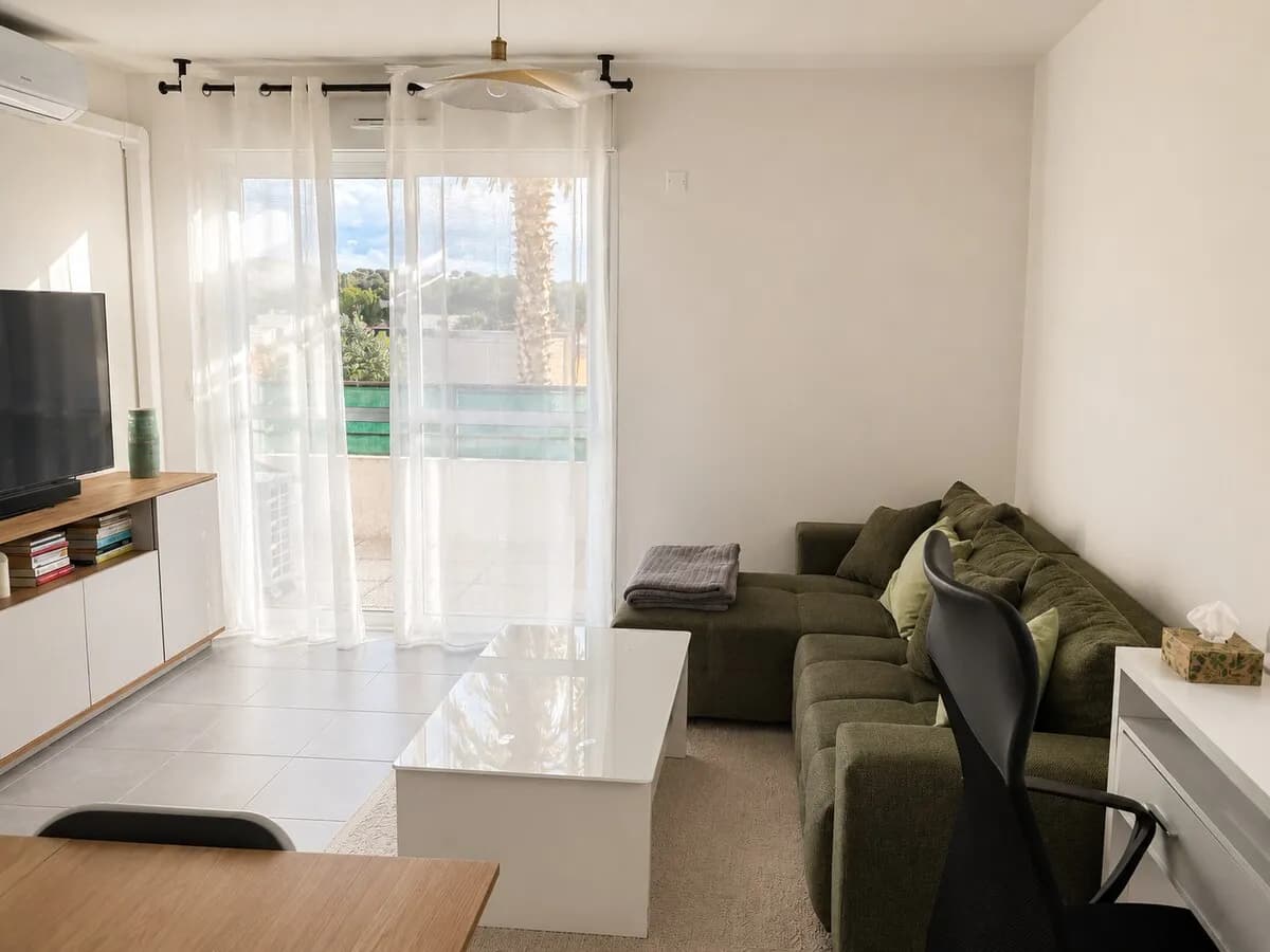 Salon ouvert sur la terrasse de l'appartement à Jacou