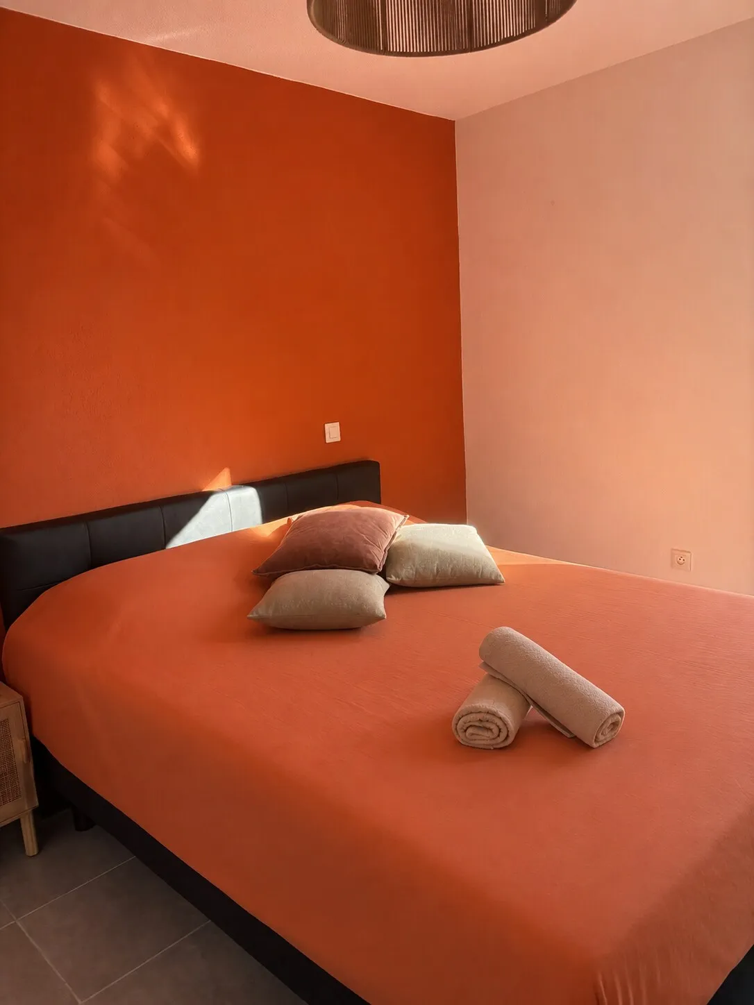 Chambre aux tons terracotta de l'appartement à Jacou