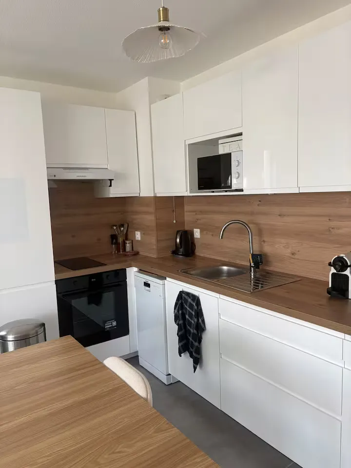 Coin cuisine moderne de l'appartement à Jacou