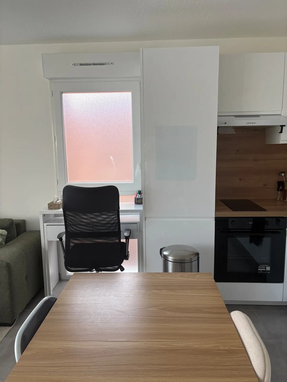 Coin bureau et salle à manger de l'appartement à Jacou