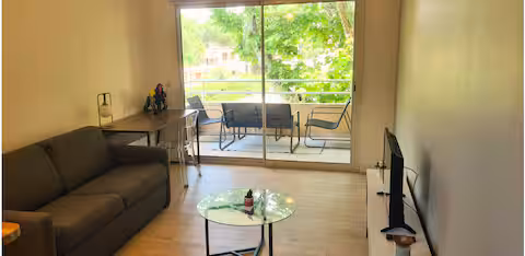 Salon ouvert sur la terrasse privative aux Arceaux