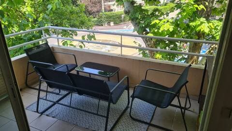 Terrasse meublée avec espace repas aux Arceaux