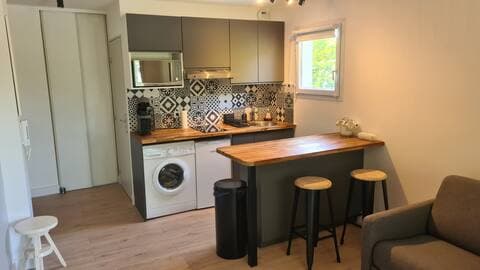 Cuisine équipée avec lave-linge et comptoir