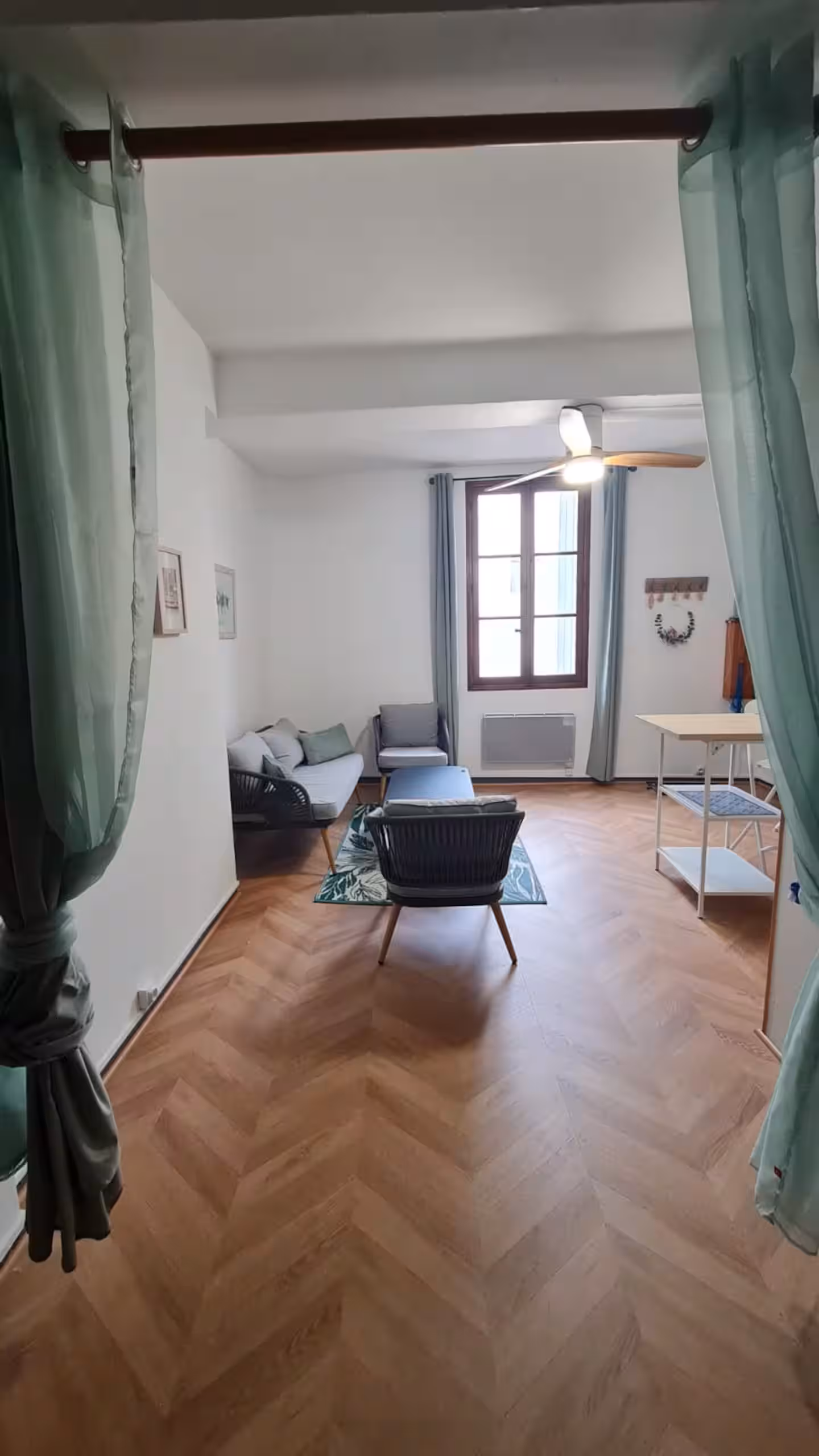 Vue du séjour du Nid Céladon depuis la chambre à Montpellier