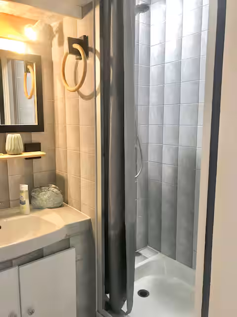 Salle d’eau avec douche attenante à la chambre à Montpellier
