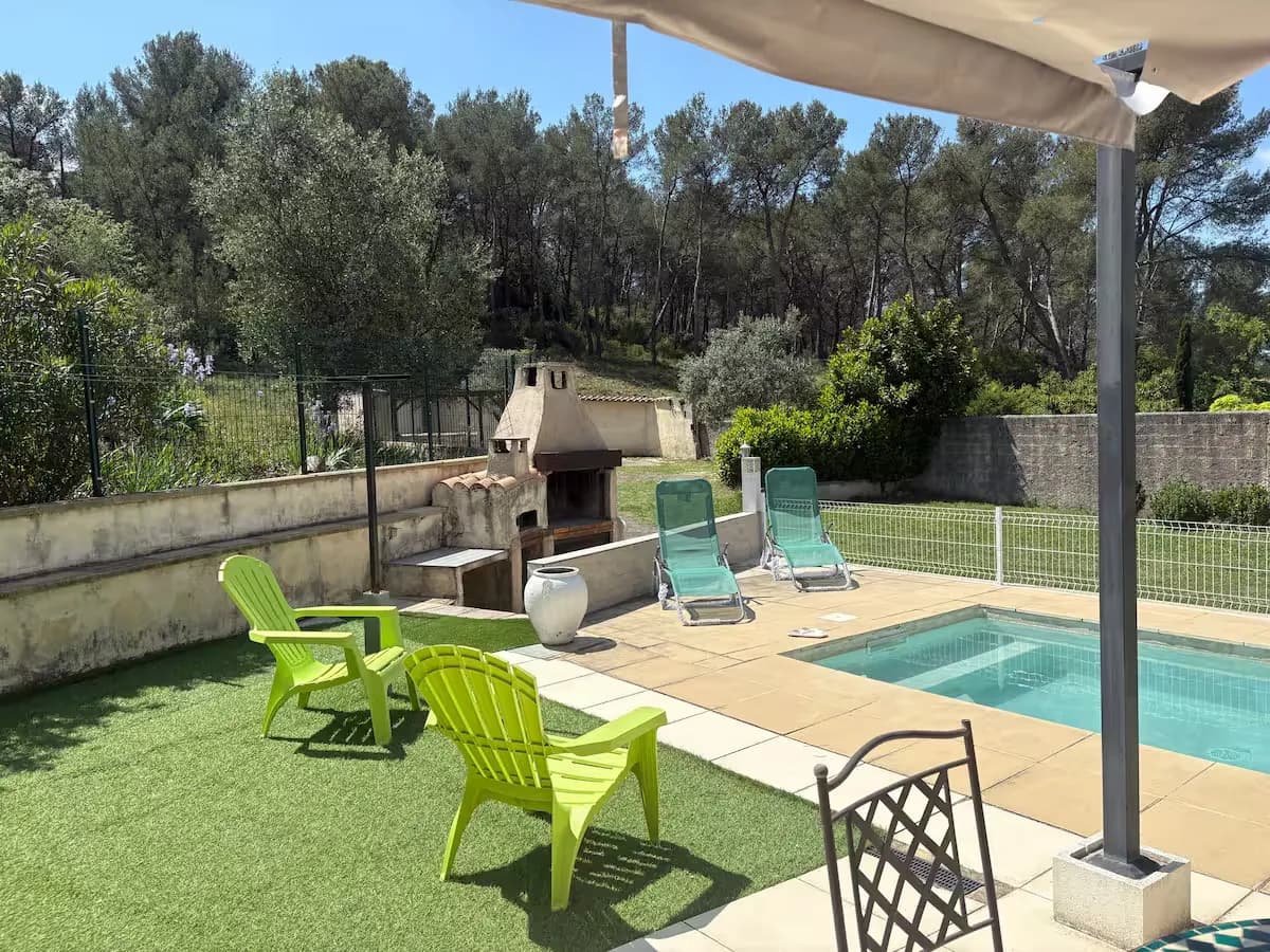Piscine privée et jardin de la villa familiale à louer à Grabels