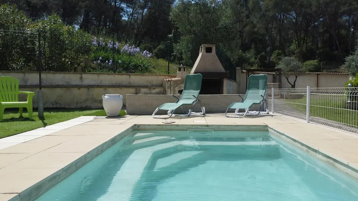 Piscine avec transats de la villa à Grabels près de Montpellier
