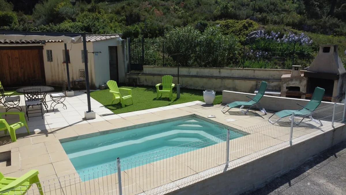 Piscine sécurisée et terrasse de la maison familiale à Grabels