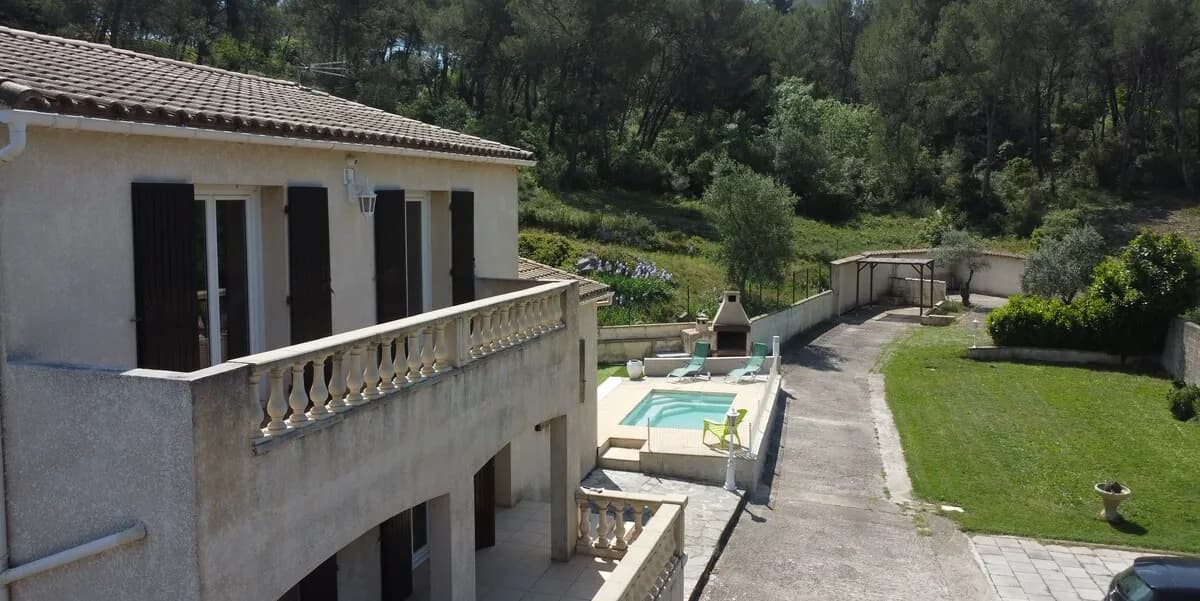 Vue d'ensemble de la villa avec piscine à Grabels