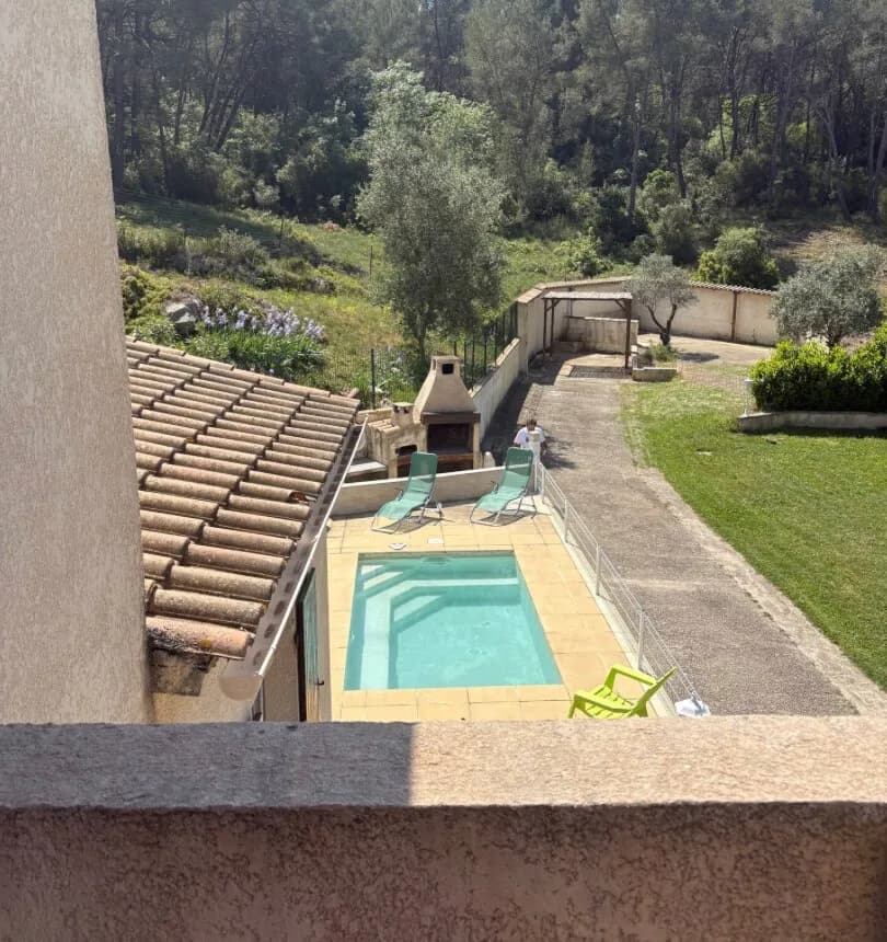 La villa et sa piscine nichées dans la verdure à Grabels