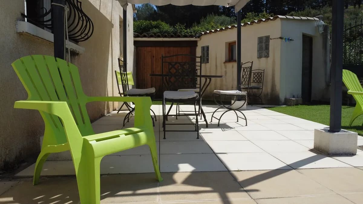 Terrasse avec salon de jardin de la maison à Grabels
