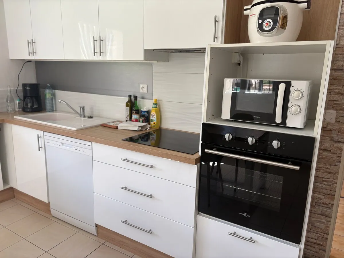 Coin cuisine moderne de la maison à Grabels