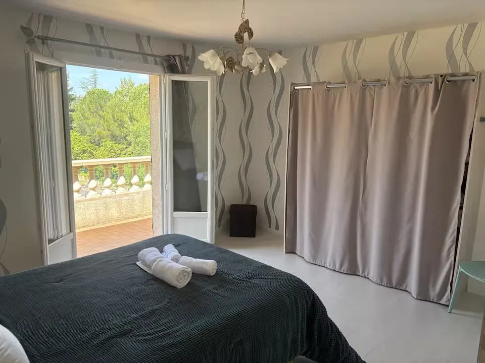 Chambre avec lit double et accès terrasse à Grabels