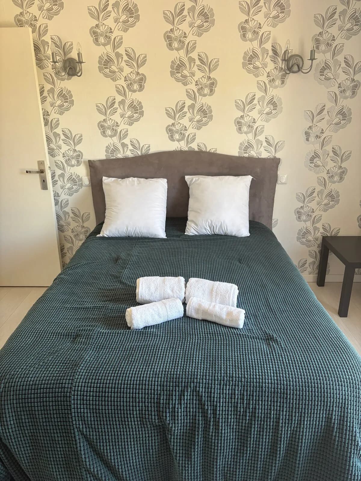 Chambre avec tête de lit et linge hôtelier à Grabels
