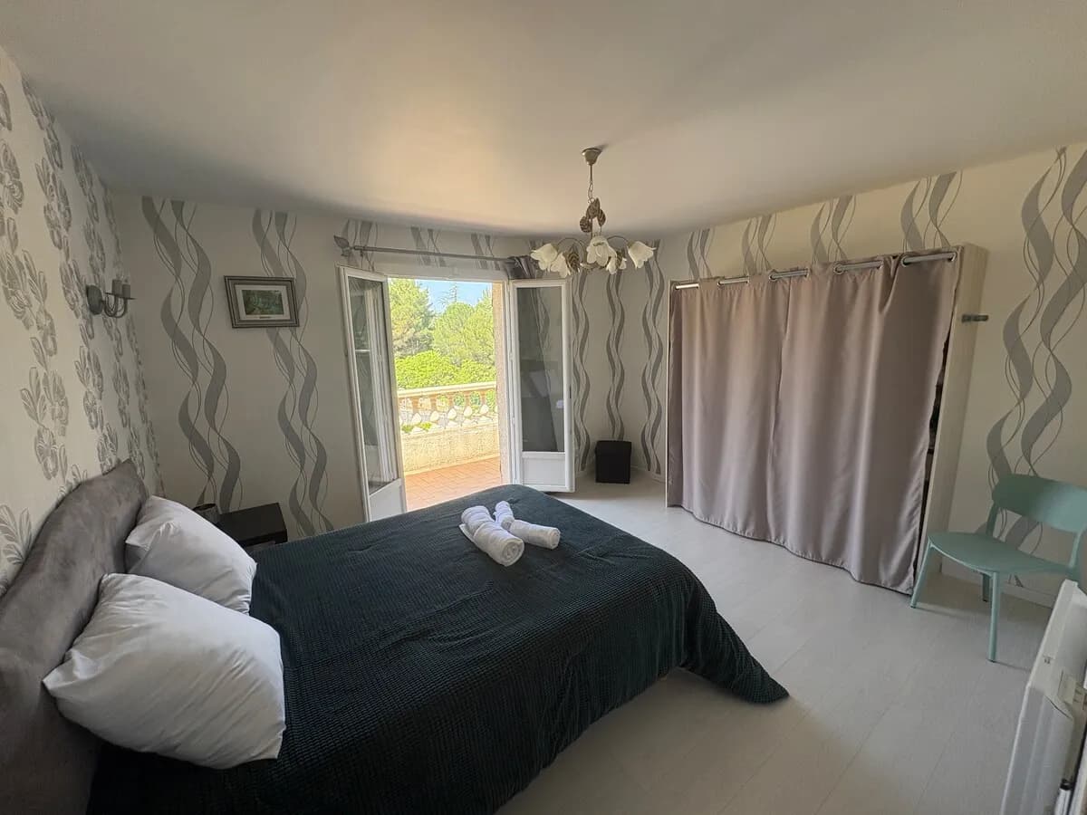 Chambre lumineuse de la villa à Grabels