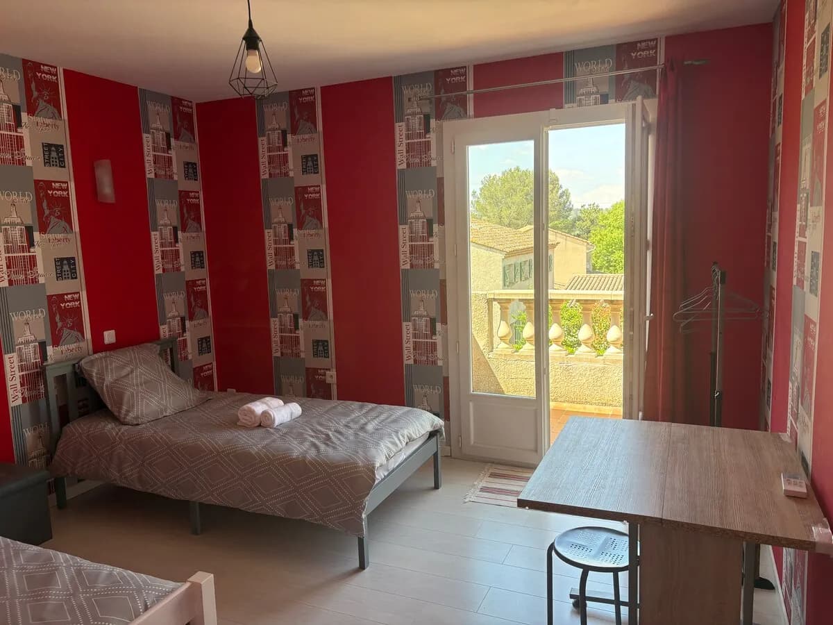 Chambre avec accès direct au balcon à Grabels