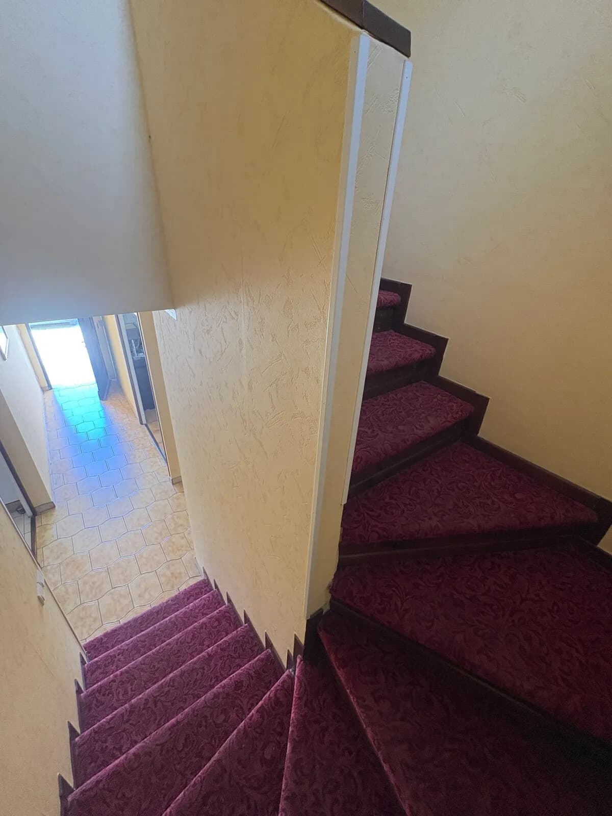 Escalier reliant les deux niveaux de la villa à Grabels