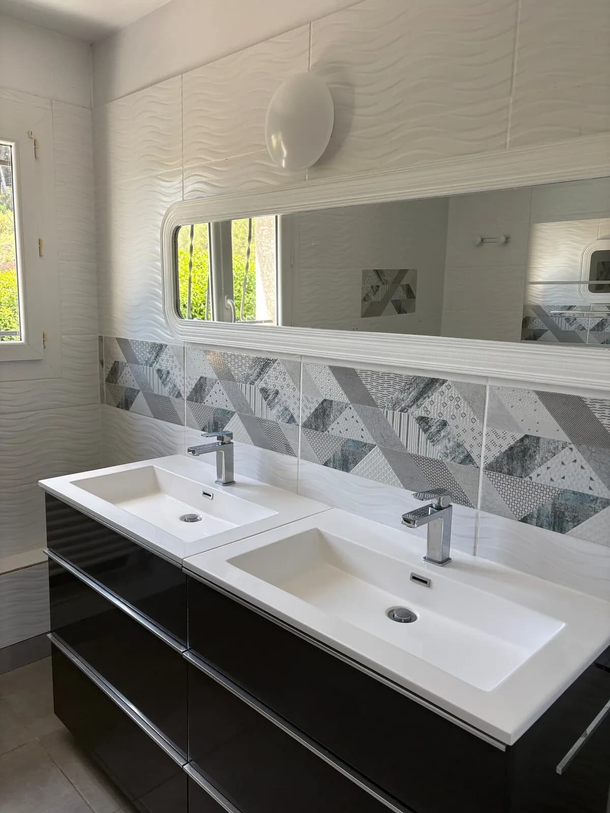 Salle de bain avec double vasque à Grabels