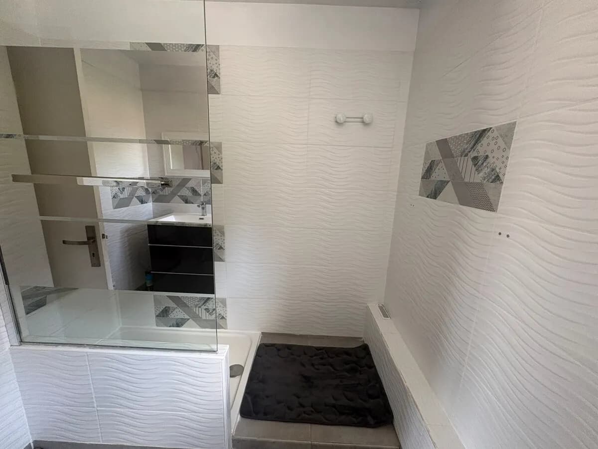 Salle d'eau avec douche de la villa à Grabels