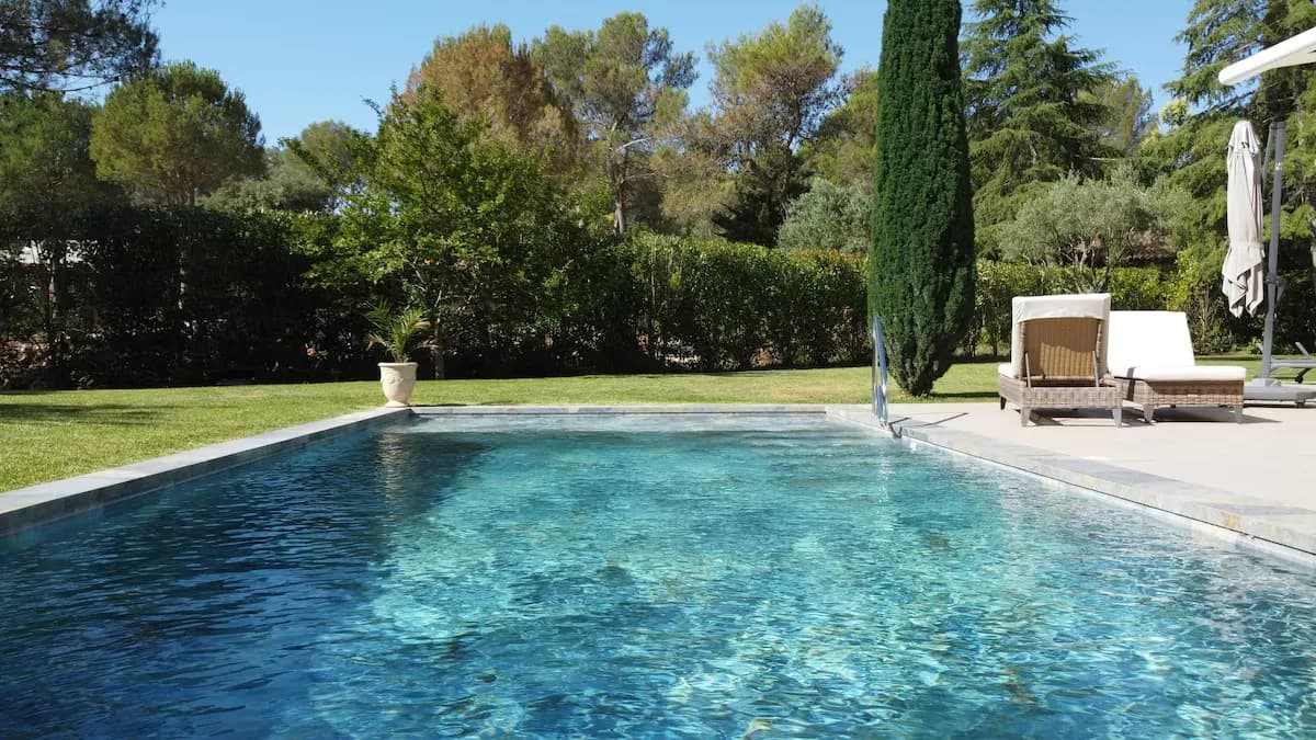 Piscine privée de la villa de standing à Montferrier-sur-Lez