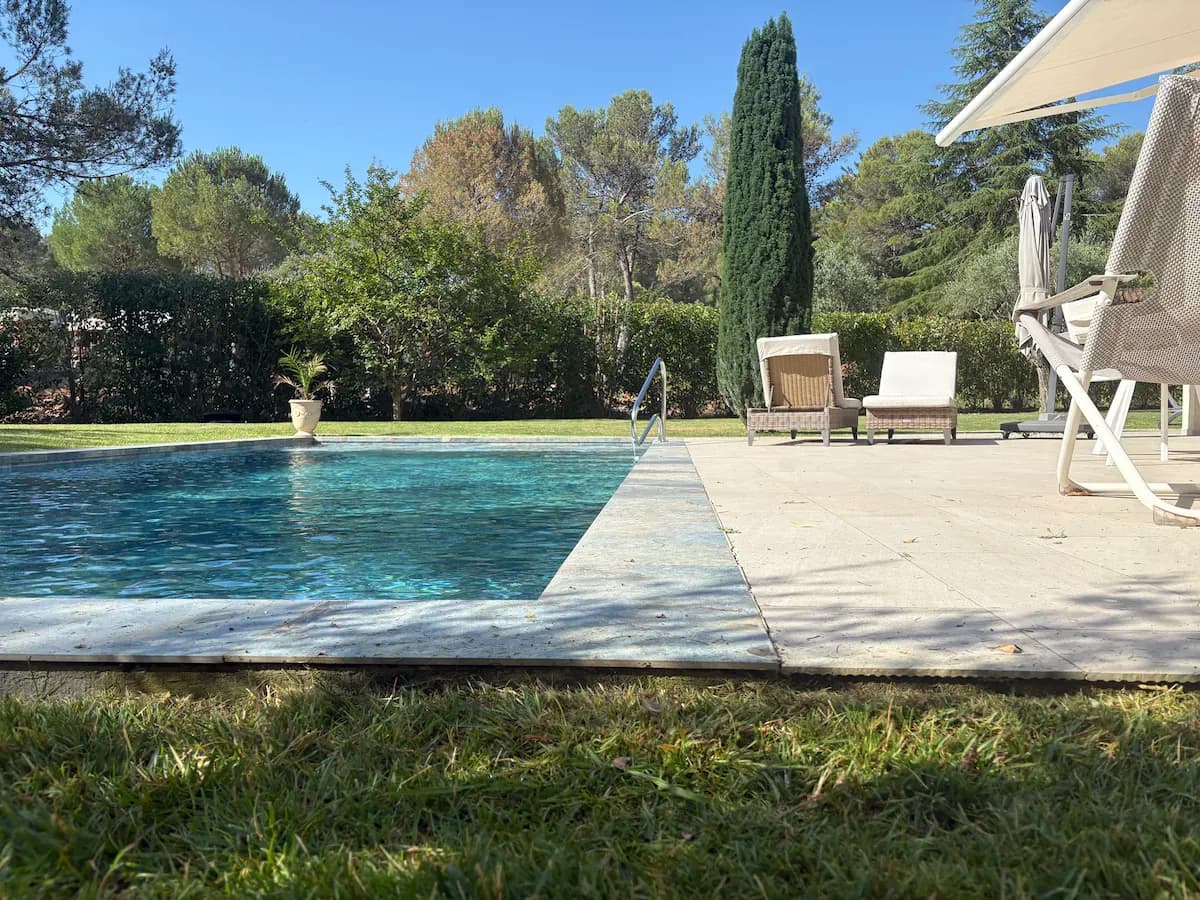 Piscine et jardin paysager de la villa près de Montpellier