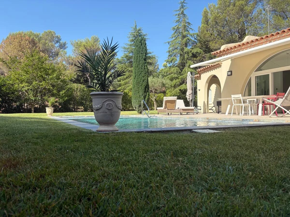 Piscine et pelouse de la villa d'exception à Montferrier-sur-Lez