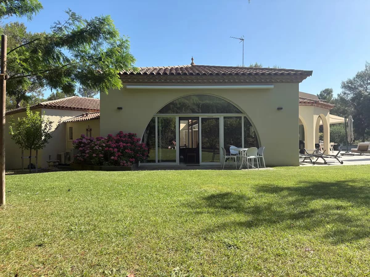 Façade de la villa provençale et son jardin à Montferrier-sur-Lez
