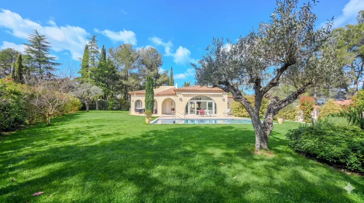Jardin arboré avec oliviers de la villa à Montferrier-sur-Lez