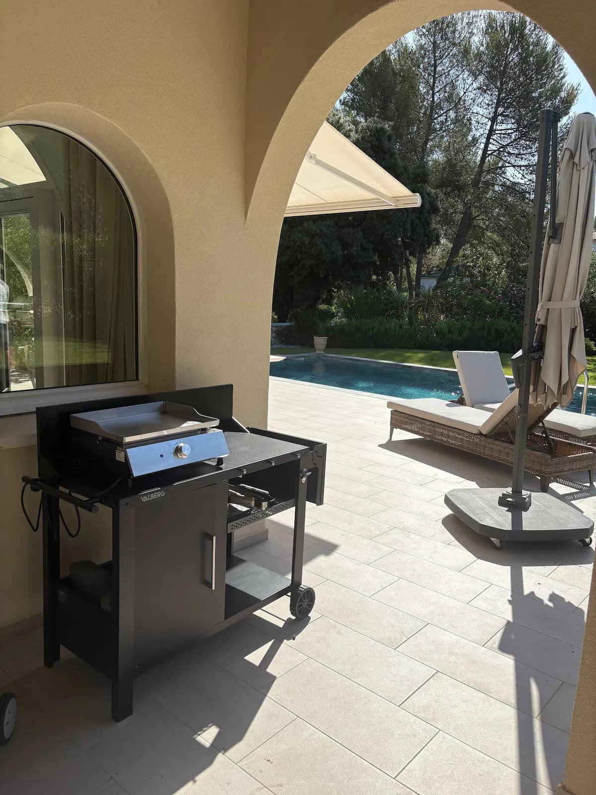 Terrasse avec table de ping-pong au bord de la piscine à Montferrier-sur-Lez