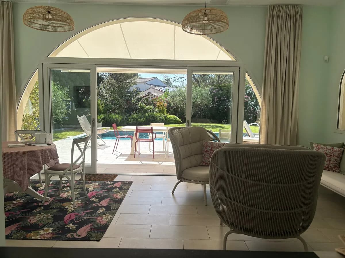 Grand salon ouvert sur le jardin et la piscine à Montferrier-sur-Lez