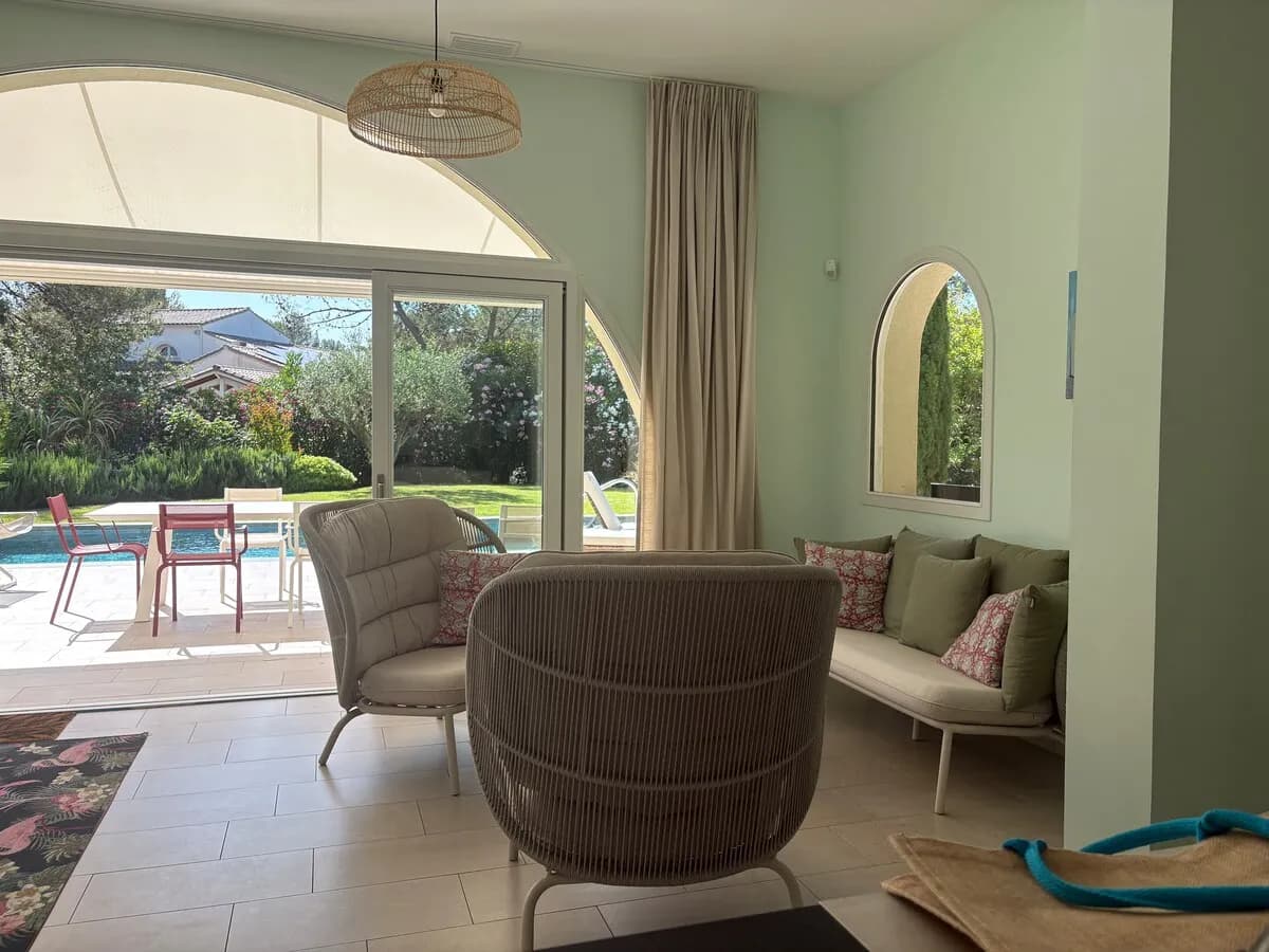 Salon ouvert sur le jardin d'une villa gérée par South Conciergerie