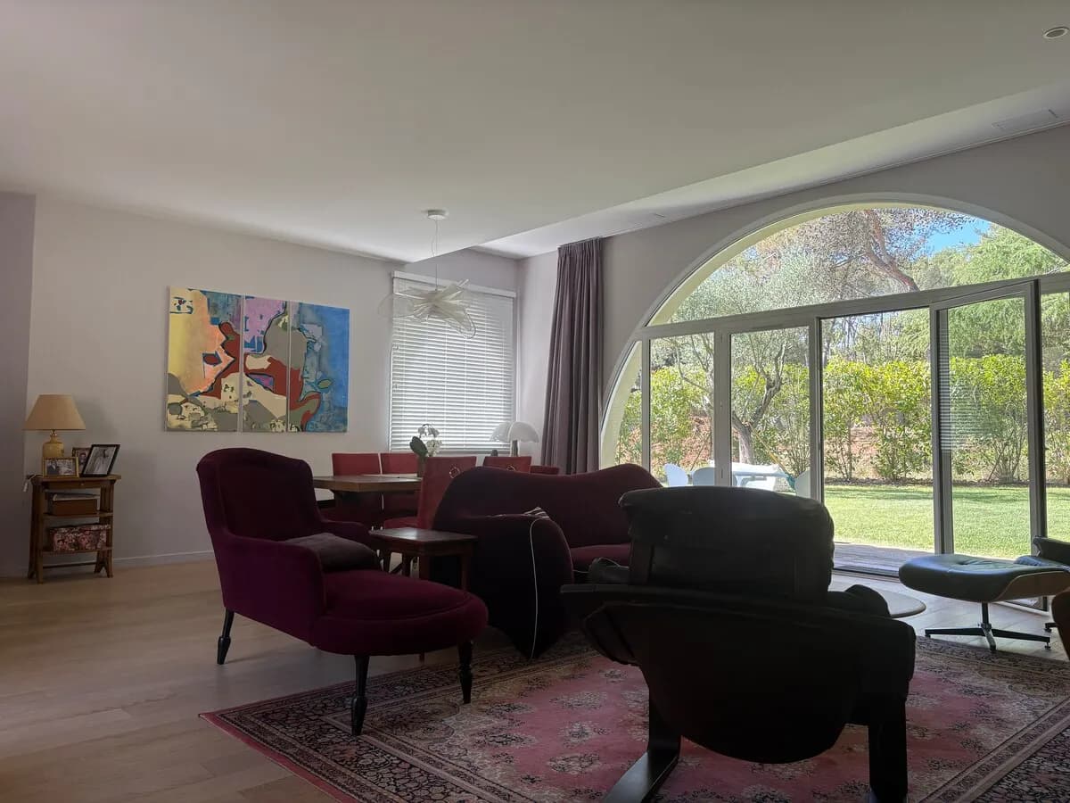 Salon de la villa sous baie vitrée cintrée à Montferrier-sur-Lez
