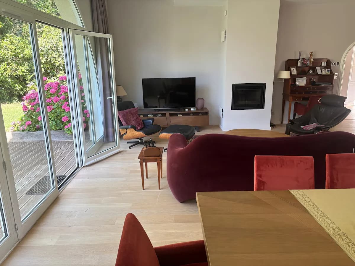 Salon avec télévision ouvert sur la terrasse à Montferrier-sur-Lez