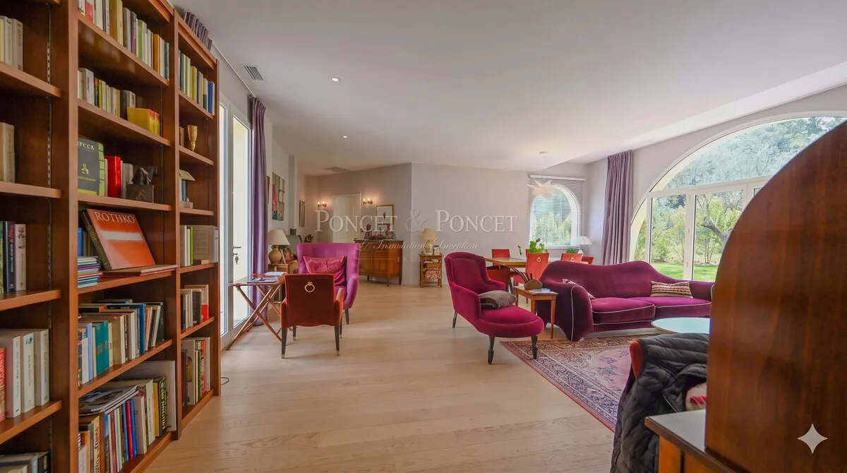 Coin bibliothèque et salon de la villa à Montferrier-sur-Lez