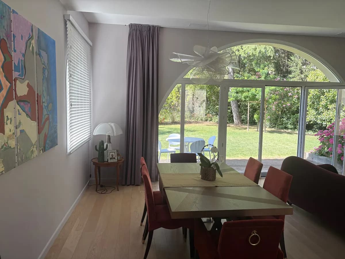 Salle à manger sous grande baie cintrée à Montferrier-sur-Lez