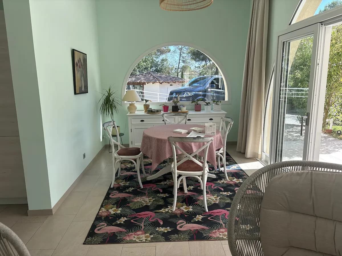 Espace repas de la villa d'exception à Montferrier-sur-Lez