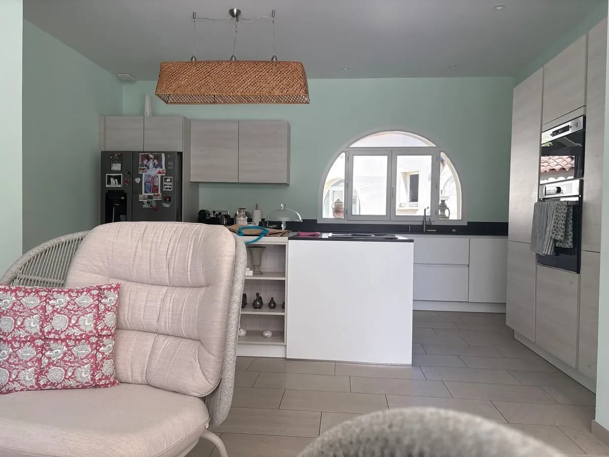 Cuisine ouverte sur le séjour de la villa à Montferrier-sur-Lez