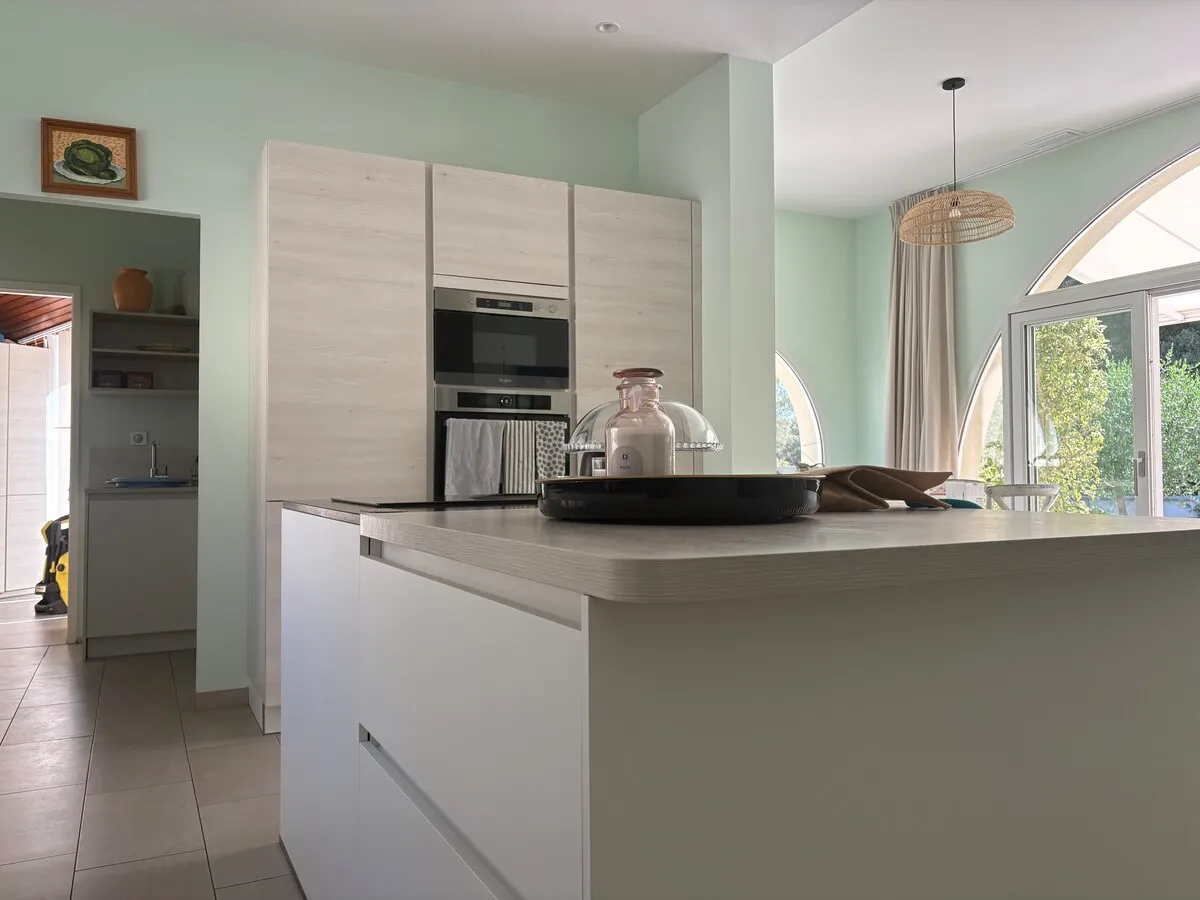 Cuisine équipée avec îlot central à Montferrier-sur-Lez