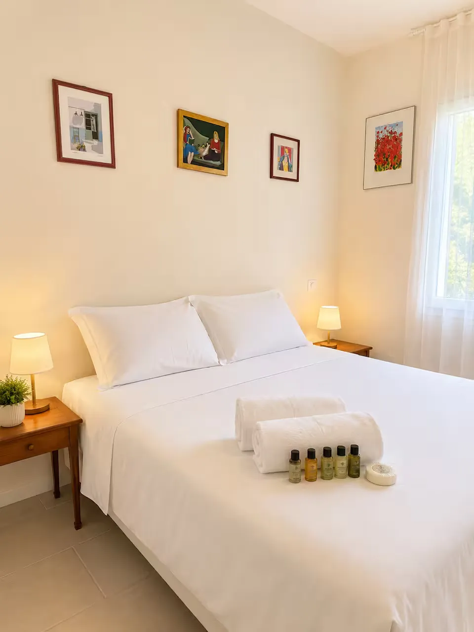 Chambre avec lit double préparée pour les voyageurs à Montferrier-sur-Lez