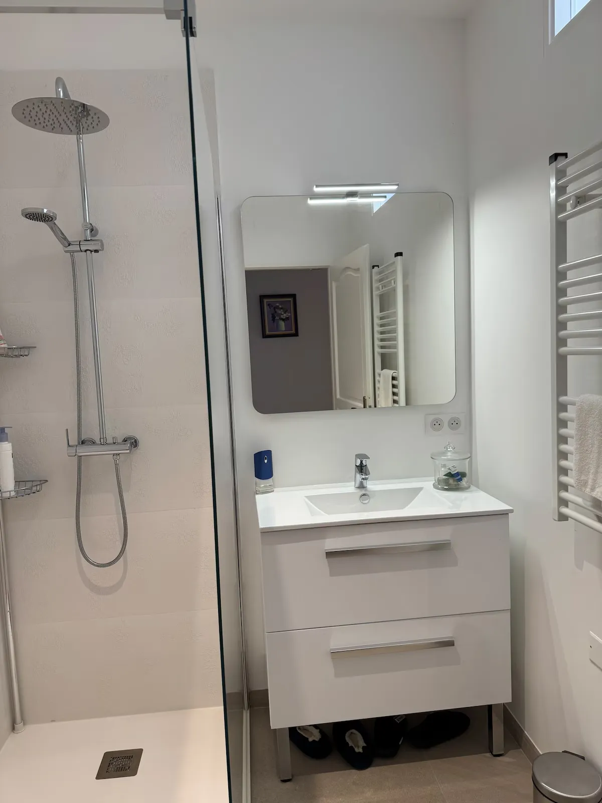 Salle de bain avec douche à l'italienne et vasque à Montferrier-sur-Lez