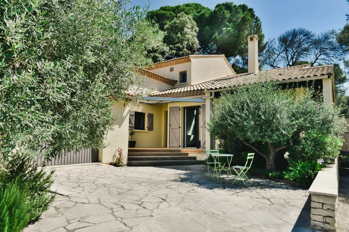 Façade provençale de la maison de vacances nichée dans une pinède près de Montpellier