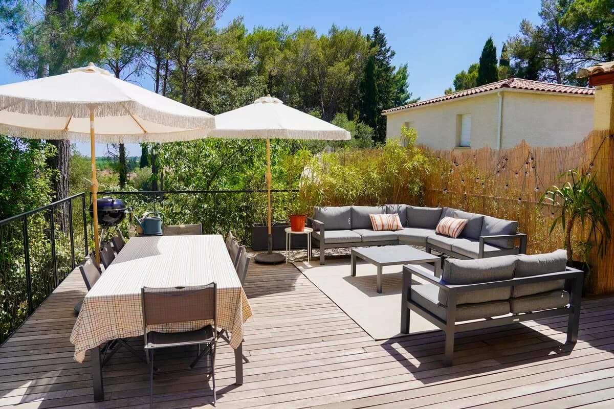 Terrasse ombragée avec salon de jardin et table pour huit à Castelnau-le-Lez