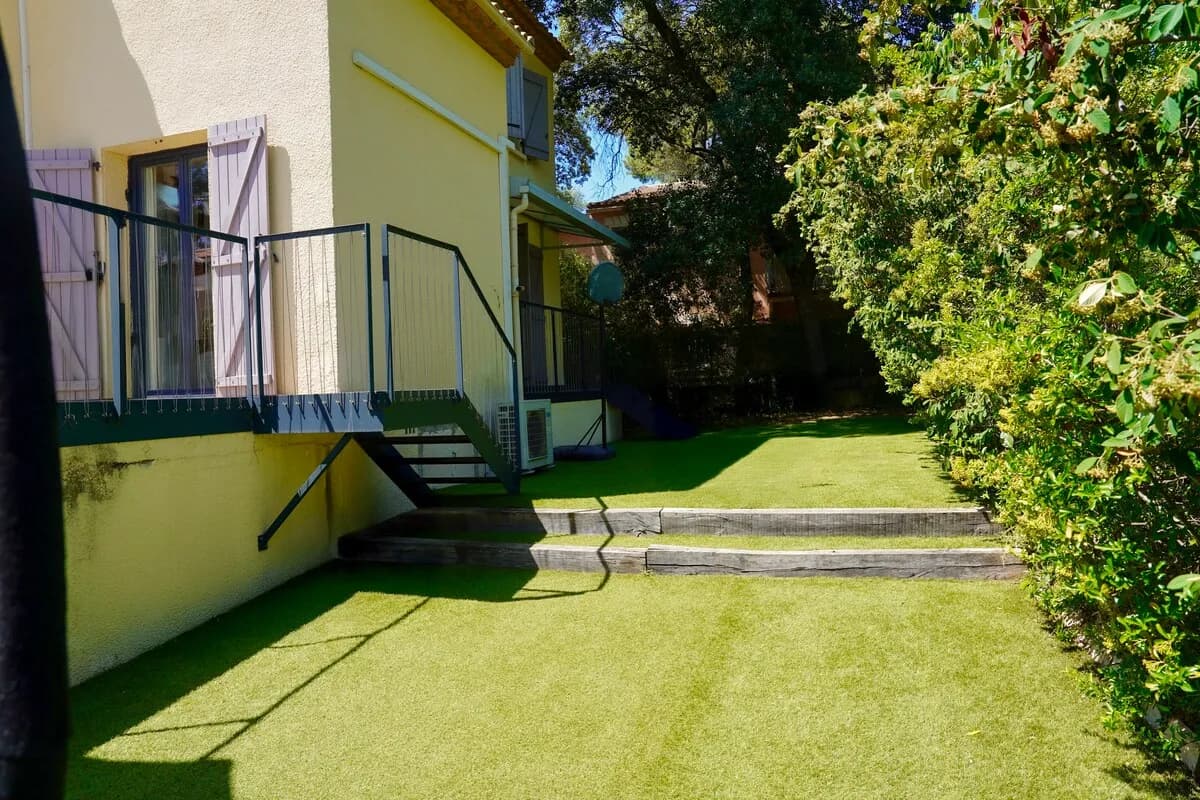 Jardin arboré et pelouse de la maison familiale à Castelnau-le-Lez