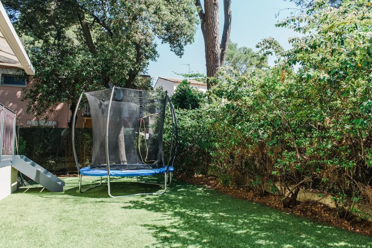 Jardin clos avec trampoline pour les enfants près de Montpellier
