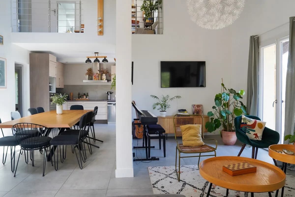 Grand espace de vie ouvert : cuisine, salle à manger et salon sous belle hauteur sous plafond