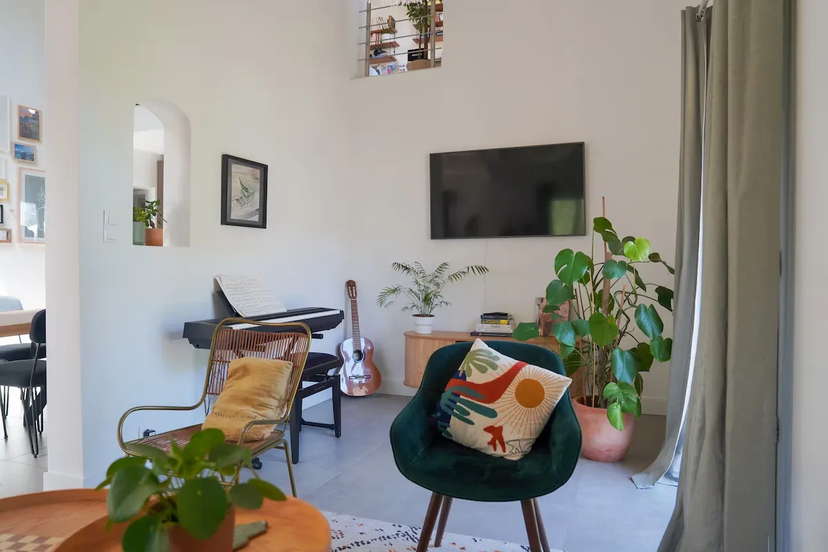 Salon lumineux avec télévision de la maison en location à Castelnau-le-Lez