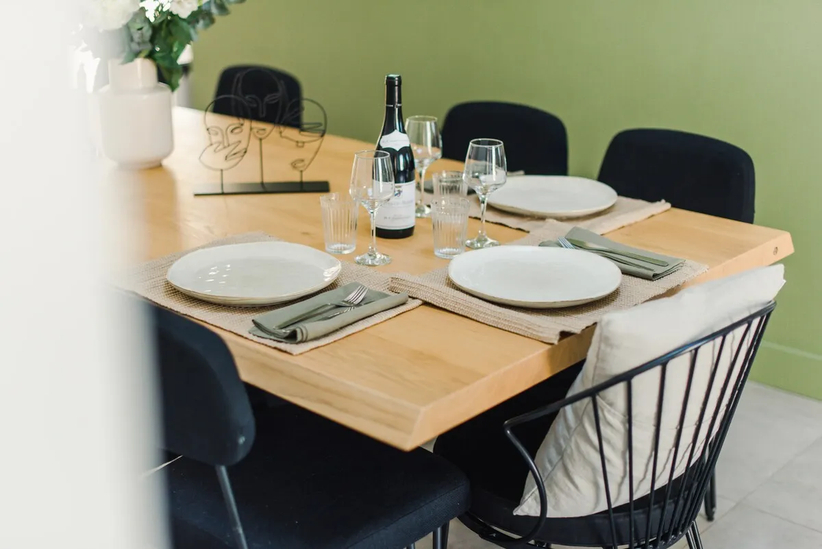 Table de la salle à manger dressée pour un repas en famille
