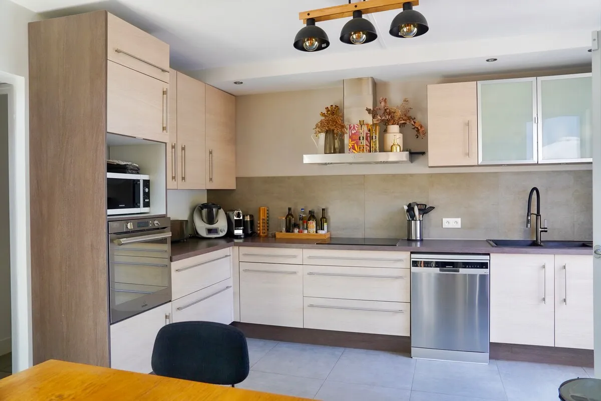 Cuisine moderne équipée avec lave-vaisselle et électroménager