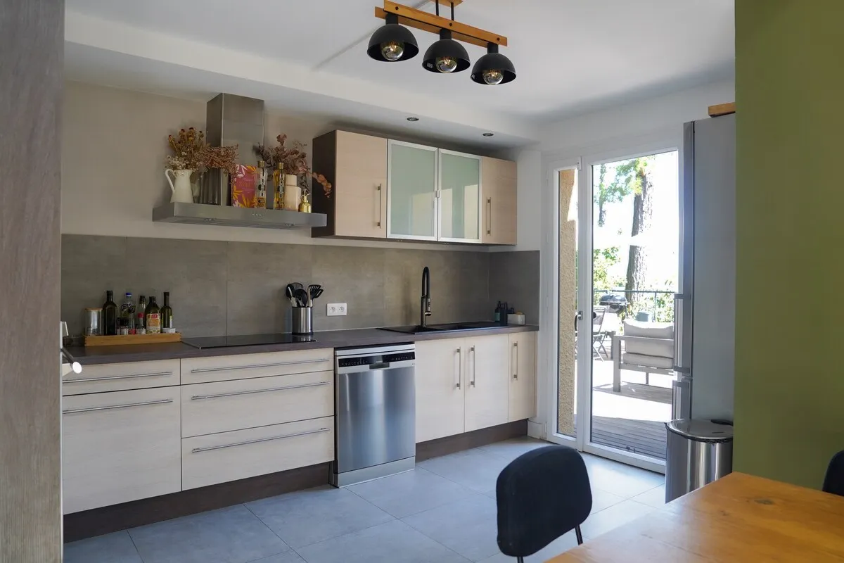 Cuisine équipée ouverte sur la terrasse de la maison à Castelnau-le-Lez